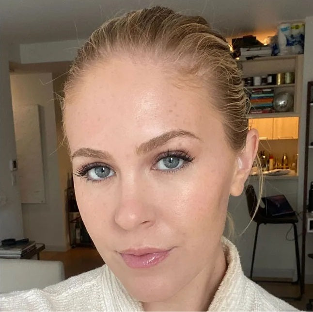 Sindi Brush - Spatula Makeup Brush 4 WEB Sindi brush customer use 01