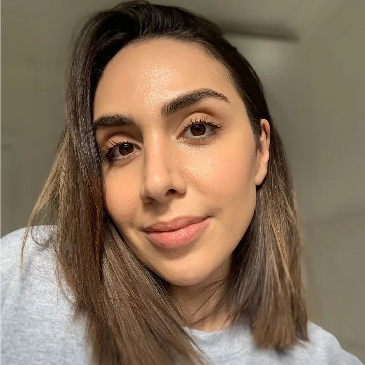 Sindi Brush - Spatula Makeup Brush 3 WEB Sindi brush customer use 03